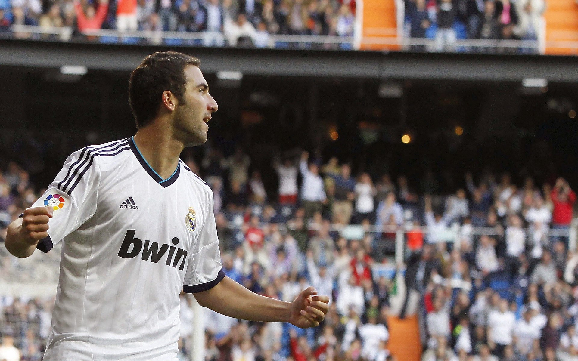 压迫后横传断球转为中路直插